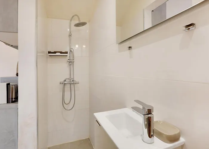 Апартаменты Fully Renovated Studio Buttes-chaumont Париж